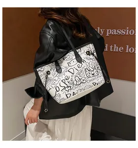 Dettaglio della grande borsa tote con graffiti neri artistici e illustrazioni di gatti