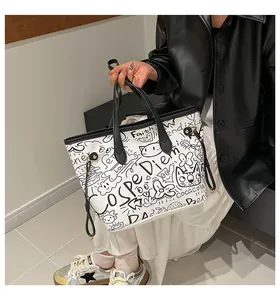 Dettaglio della borsa tote grande con stampe graffiti e tracolle versatili
