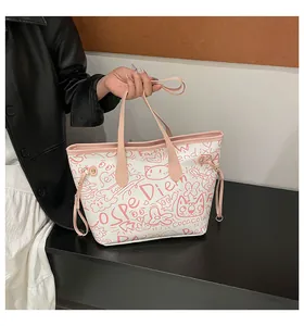 Dettaglio borsa tote in pelle bianca con graffiti di gatto rosa e lacci decorativi laterali