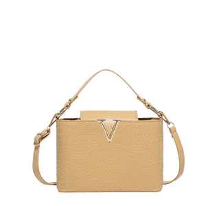 Elegante bolso de mano de cuero tejido con hebilla dorada en V y correa ajustable