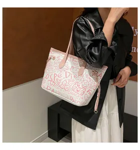Dettaglio ravvicinato di una borsa tote bianca con motivi graffiti rosa e gattini