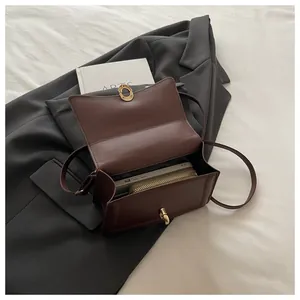 Detailansicht der dunkelbraunen Ledertasche mit geräumigem Innenraum und Goldverschluss