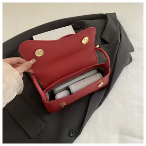 Binnenzicht van de rode baguette tas met opbergruimte voor telefoon en cosmetica