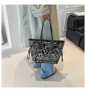 Dettaglio della grande borsa tote alla moda con stampa graffiti street e coulisse