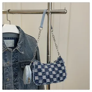 Dettaglio borsa a spalla denim a scacchi con frange e mini portamonete rotondo abbinato