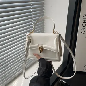 Minimalistische weiße Damenhandtasche aus Leder mit goldenen Beschlägen und Schultergurt