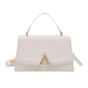 Minimalistische weiße Handtasche mit eleganter goldener V-Schnalle für Damen