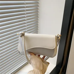 Elegante witte baguette tas van Saffiano leer met golfklep en gedraaide schouderriem