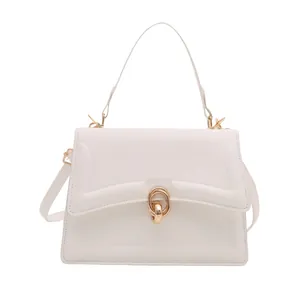 Elegante weiße Lederhandtasche mit goldener Ring-Schnalle und Tragegriff für Damen