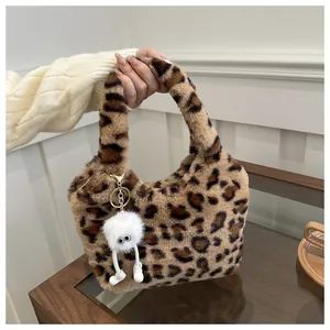 Détail du sac à main en fausse fourrure léopard avec un joli pendentif en peluche