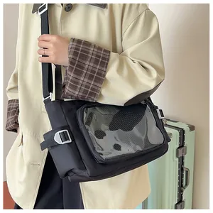 Vista laterale della borsa ita nera con finestra in PVC trasparente e tracolla regolabile