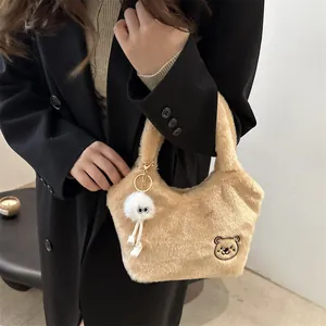 Sac à main élégant en fausse fourrure beige pour femme avec broderie ours et pendentif