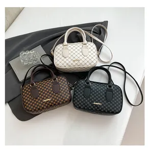 Sacs à bandoulière minimalistes en crème, marron et noir avec texture à motif vintage