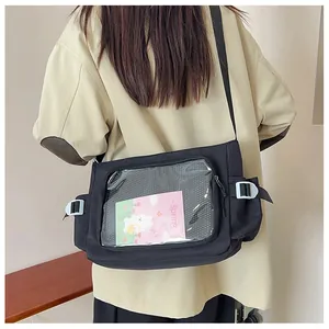 Dettaglio della borsa ita nera con finestra in PVC trasparente e simpatica decorazione DIY