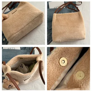 Detailoverzicht van kaki pluche draagtas met gouden magneetsluiting en bruine berenhanger