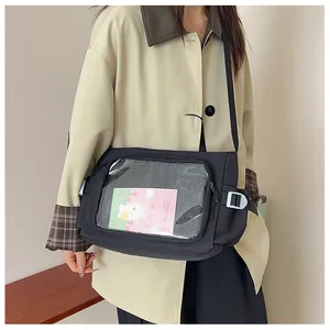 Dettaglio della borsa Ita nera con tasca frontale in PVC trasparente per spille e badge