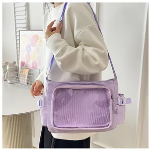 Dettaglio della borsa ita lavanda con finestra trasparente e tracolla regolabile
