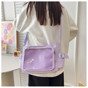 Dettaglio della borsa ita in tela viola chiaro con finestra in PVC e fibbie regolabili
