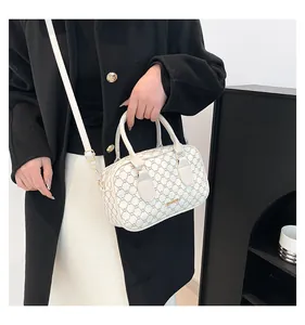 Détail du sac à main à motif monogramme blanc cassé avec poignée en cuir et zip doré