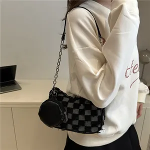 Borsa a spalla retrò a scacchi con catena in metallo e mini portamonete rotondo nero
