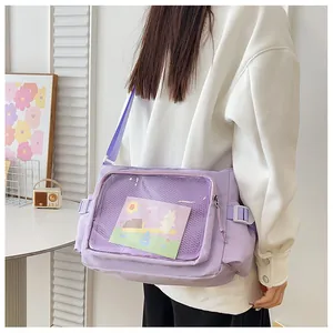 Borsa ita in tela lavanda con ampia finestra trasparente indossata da una modella
