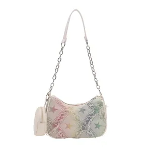 Borsa a spalla intrecciata arcobaleno con motivi a stelle e un piccolo borsellino