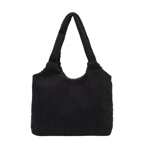 Bolso tote minimalista de pana negra con gran capacidad y textura de rayas verticales