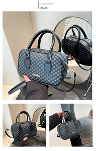 Détails du sac boston noir à motifs géométriques et logo doré avec double poignée ronde