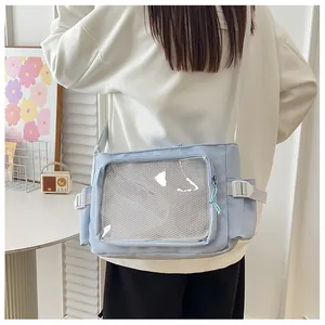 Borsa ita azzurra con grande finestra trasparente e tracolla regolabile sul modello