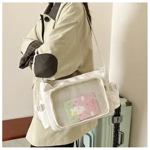 Vista dettagliata di una borsa a tracolla in tela bianca con tasca a rete trasparente