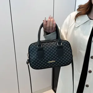 Sac à main Boston minimaliste noir imprimé pour femme avec logo métallique et poignée