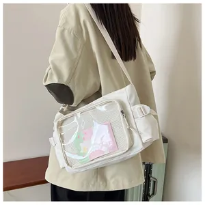 Vista posteriore della borsa a tracolla bianca in nylon con tasca a rete e cinghia regolabile