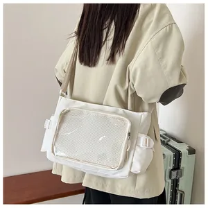 Vista dettagliata di una borsa ita in nylon bianco con scomparto trasparente