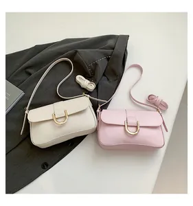 Detailansicht stilvoller kleiner Taschen mit goldenen U-Schnallen und Lederriemen