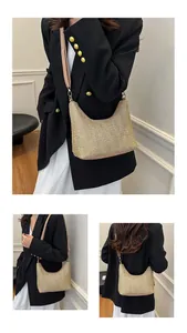 Détails du sac hobo tissé avec bandoulière en cuir et boucle métallique réglable