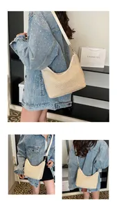 Vues détaillées du sac demi-lune en paille tressée beige avec bandoulière réglable