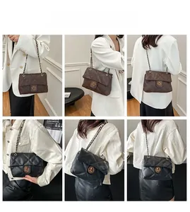 Detailansicht der Retro-Stepptasche mit Kettenriemen und Löwenkopf-Verschluss
