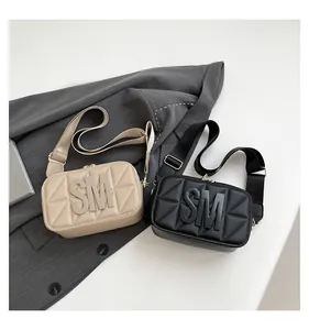 Detail van gewatteerde crossbodytassen met SM-logo en verstelbare brede schouderbanden