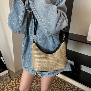 Sac à épaule en paille avec bordure en cuir noir et texture tissée élégante