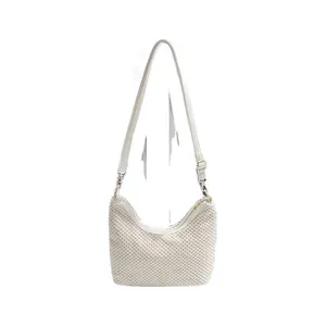 Sac croissant tissé crème chic avec bandoulière réglable et détails dorés élégants
