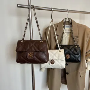 Vintage gesteppte Ketten-Schultertaschen in Braun, Weiß und Schwarz mit Metallteilen