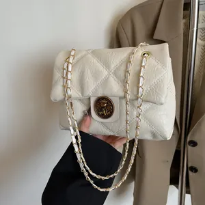 Schicke Stepptasche in Cremeweiß mit Kettenriemen und dekorativem Metallverschluss