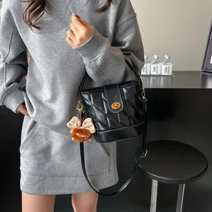 Sac seau matelassé noir tendance avec boucle dorée et breloque peluche mignonne