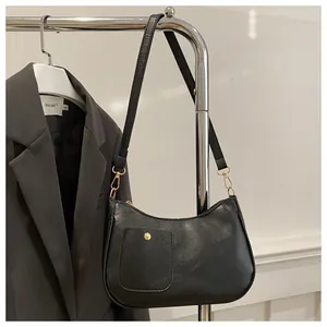 Details der schwarzen Halbmond-Schultertasche mit goldener Schnalle und Tasche