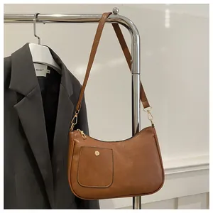 Detailansicht der braunen PU-Leder-Schultertasche mit goldener Metallschnalle und Nähten