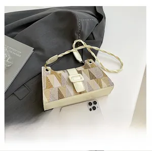 Détail du sac bandoulière géométrique avec iPhone pour comparer la taille
