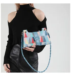 Détail d'un sac à main géométrique coloré avec boucle carrée et bandoulière tressée chic