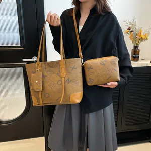 Set de cabas marron rétro à monogramme avec pochette et bandoulières élégantes