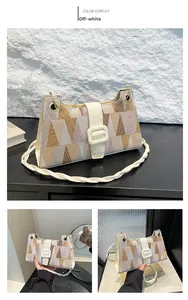 Détail du sac bandoulière blanc crème avec motif géométrique vintage et boucle dorée