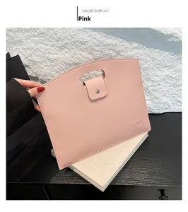 Détail du sac d'ordinateur rose étanche en cuir grainé avec boucle métallique chic